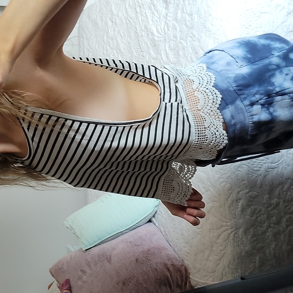 Striped crop top with lace - Picture 2 of 5